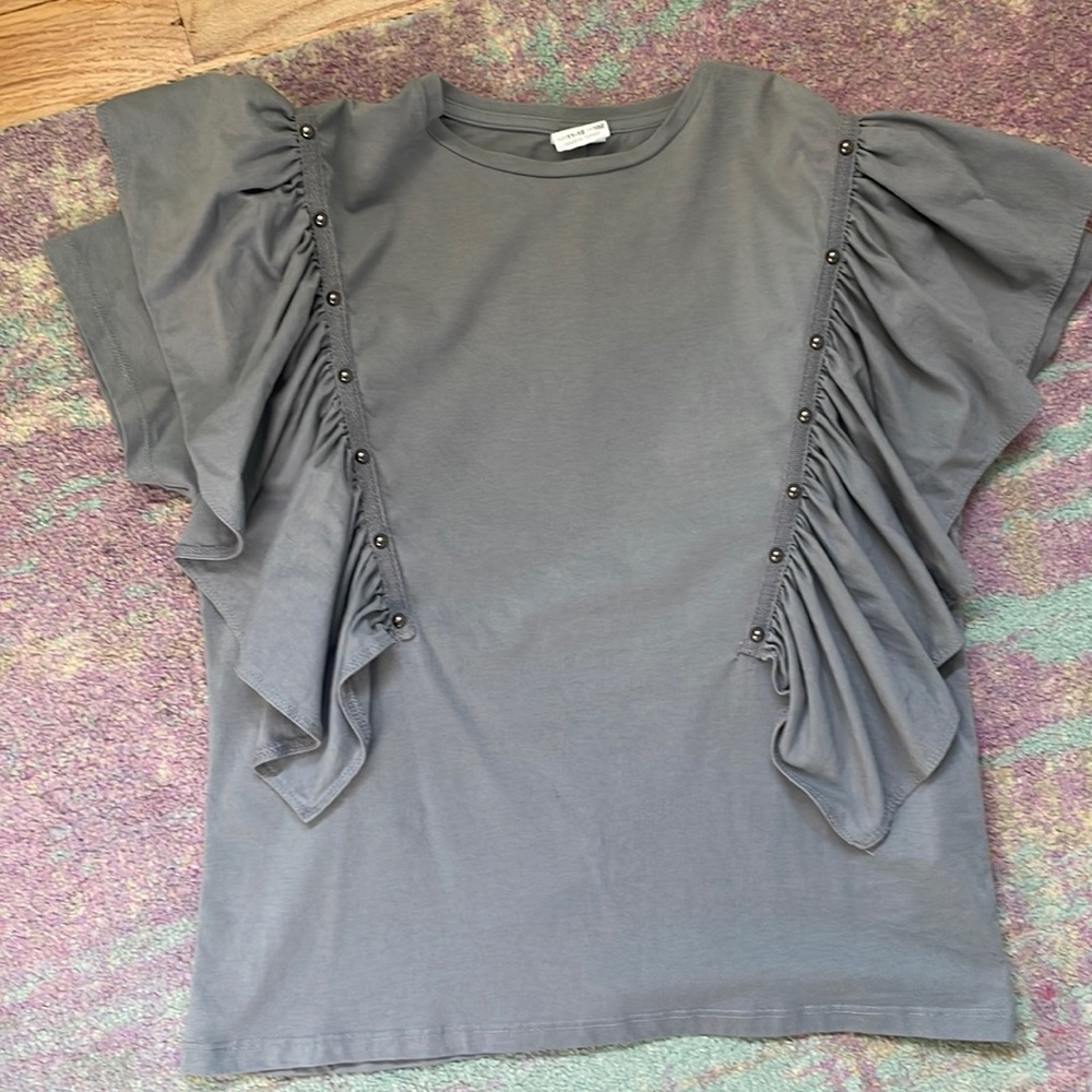 Adorable Zara top with ruffles on sleeve with studs